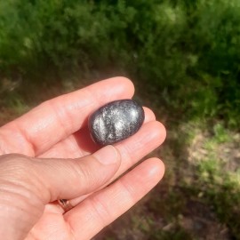 Pierre roulée en Hypersthène